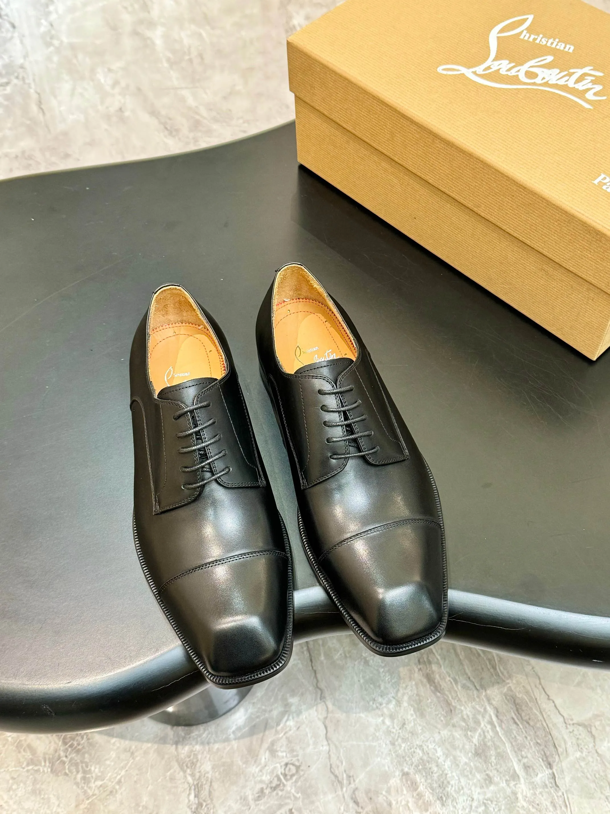 [CL red sole shoes] Top P: 1020💰 Size 39-44 (⚠️38.45.46.47 custom-made, non-returnable and non-exchangeable) 🆑High-end men's business formal leather shoes, original authentic top quality goods ••✅💯 Top original order purchasing agent! Original imported patterned cowhide ➕Imported cowhide lining ➕Cowhide feet ➕Original leather outsole~🉑️Feel free to compare the authentic ones!